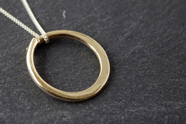 Pendant with a single circle