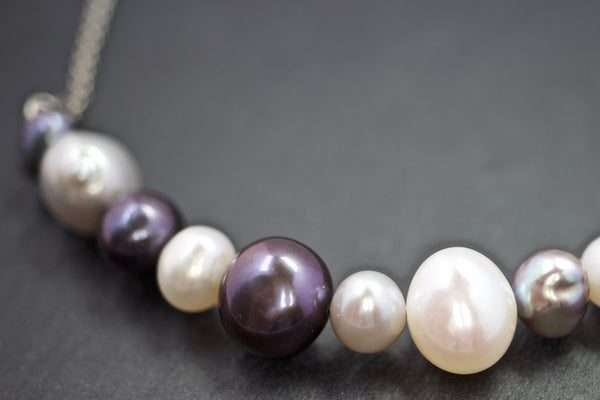 Necklace with bar of freshwater pearls
