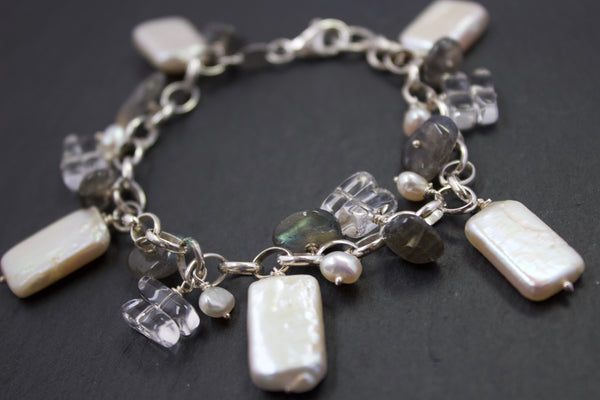 Bracelet with biwa pearls and labradorite