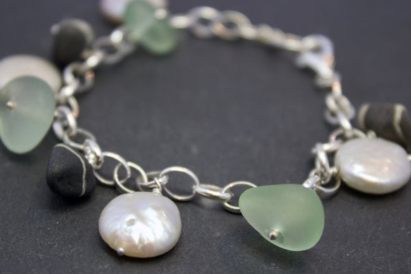 Bracelet with pearls and pebbles