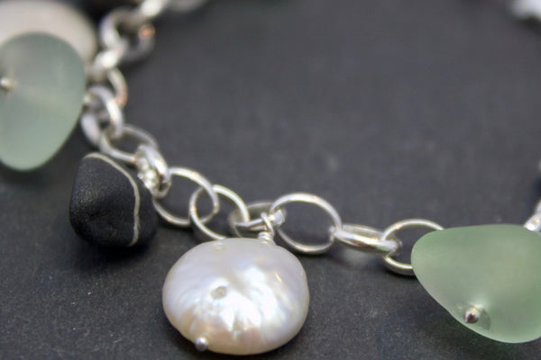 Bracelet with pearls and pebbles