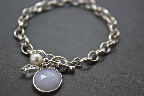 Bracelet with semi-precious stone ring and bar clasp