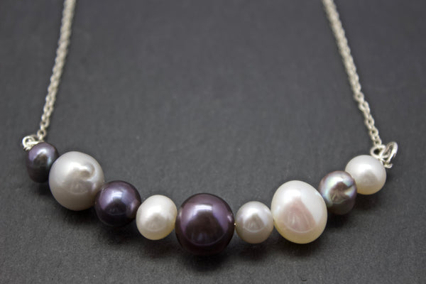 Necklace with bar of freshwater pearls