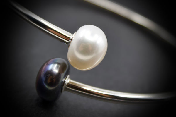 Bangle with pearls