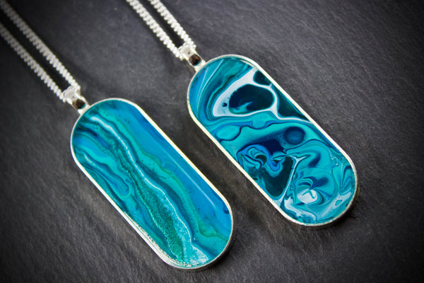 Pendant with oval bezel inlay of resin