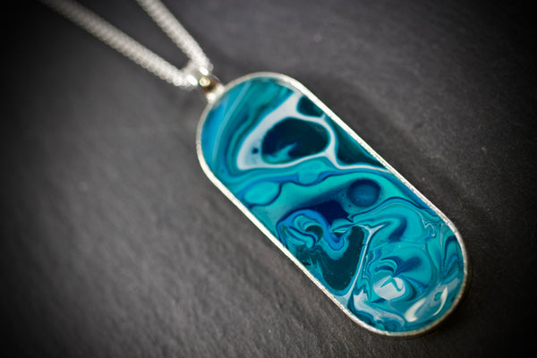Pendant with oval bezel inlay of resin