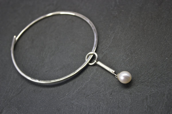 Bracelet with long silver bar and freshwater pearl