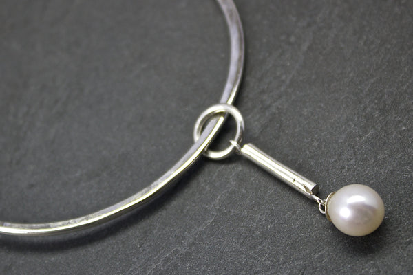Bracelet with long silver bar and freshwater pearl