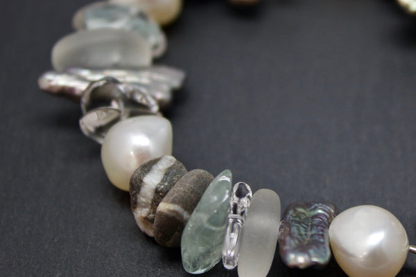 Bracelet with semi-precious stones and pebbles